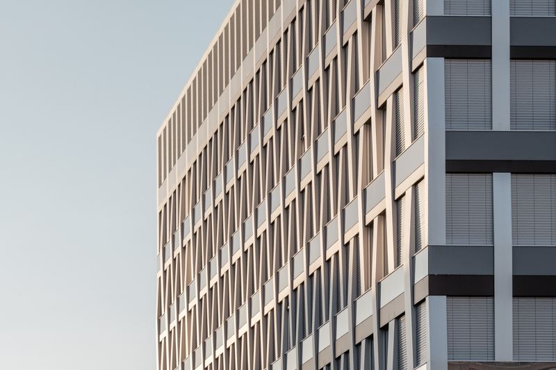 Symbolbild: mehrgeschossige Fassade mit Fensterraster
