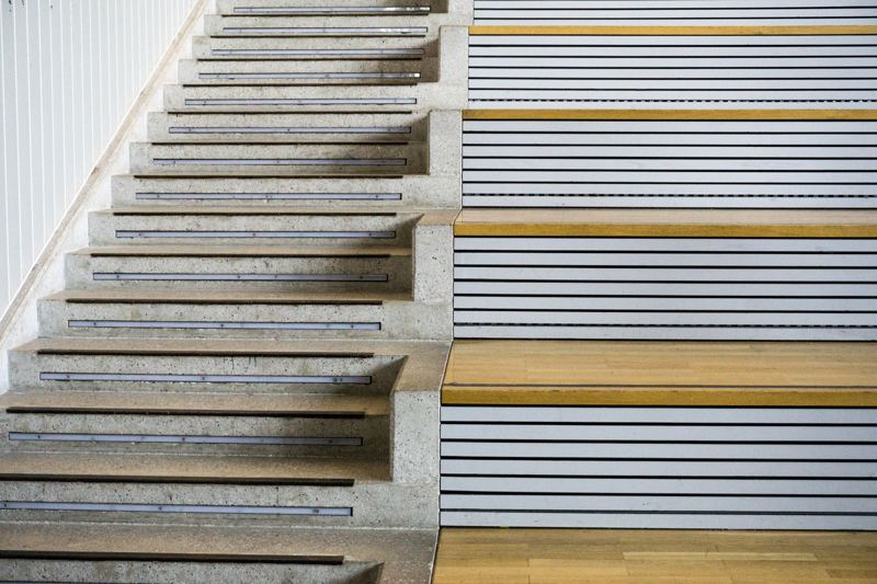 Symbolbild: Treppe mit Holzstufen und Terrazzo-Belag